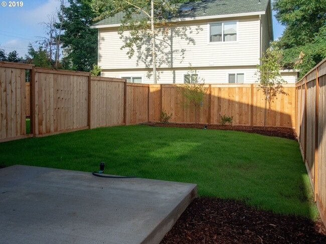Building Photo - Beautiful 3 Bed + 2.5 Bath Contemporary Ho...