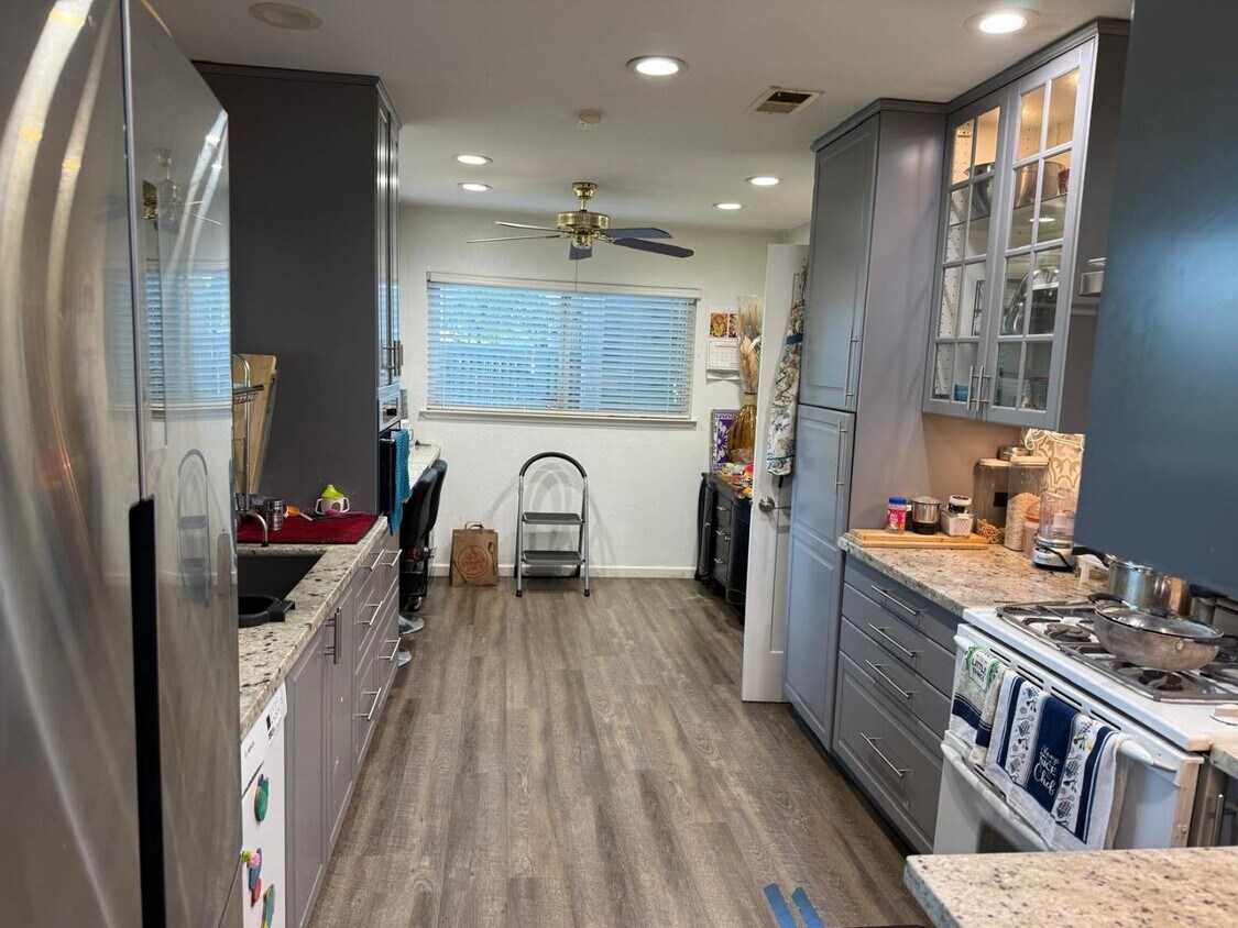 Foto principal - 7405 Maywood Dr