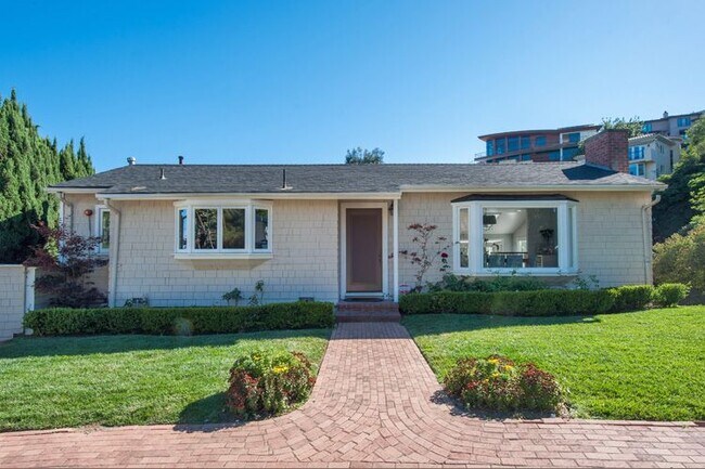 Building Photo - 7120 Pacific View Dr