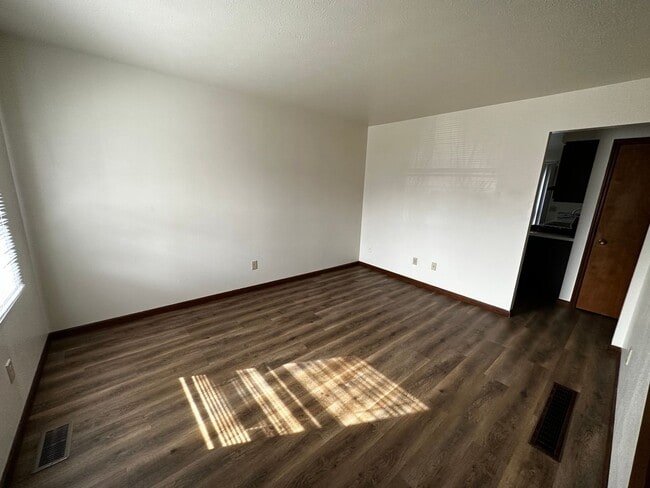 Foto del edificio - 513-F S Silverwood Lane