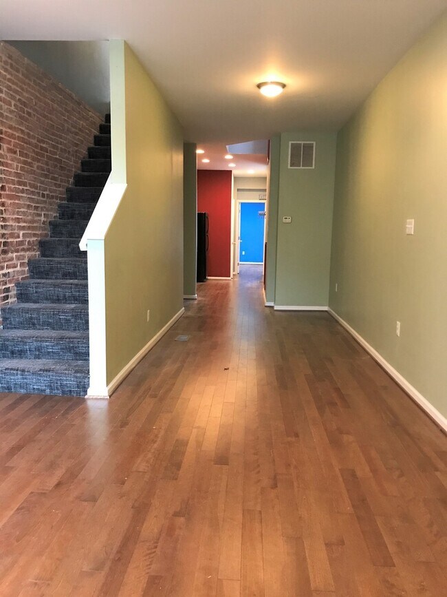Foto del edificio - 3-Bedroom Townhome in Heart of Remington -...