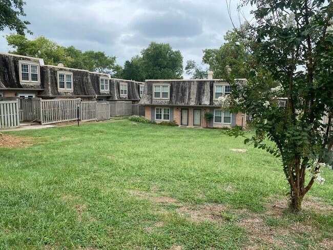 Foto del edificio - Beautiful 2 Bedroom / 2 Bath Apartment in Green Hills Under $2000!