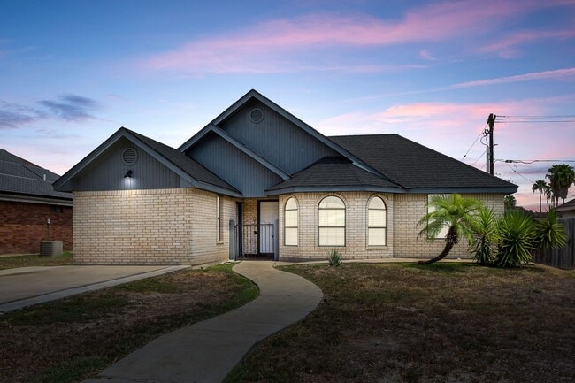 Building Photo - 1005 N Sabinas St