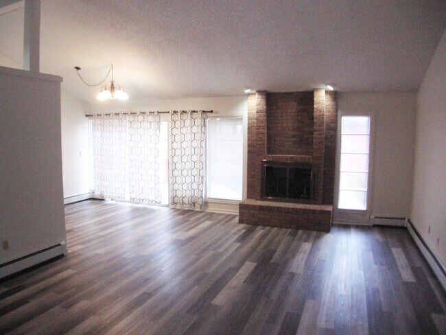 Foto del edificio - 1155 Lakeside Dr