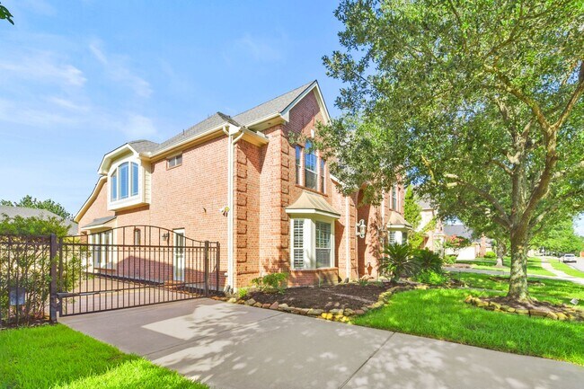 Foto del edificio - Gated 4-Bedroom Home with Pool, Office, an...