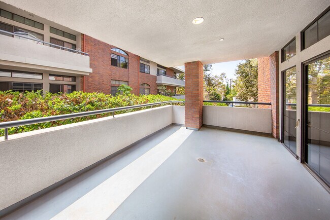 Foto del edificio - 200 N Swall Dr