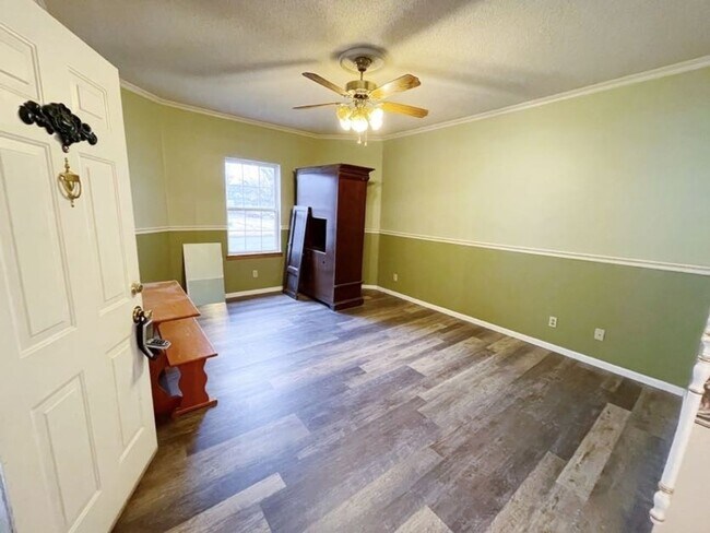 Building Photo - Charming 3 Bedroom with Spacious Features