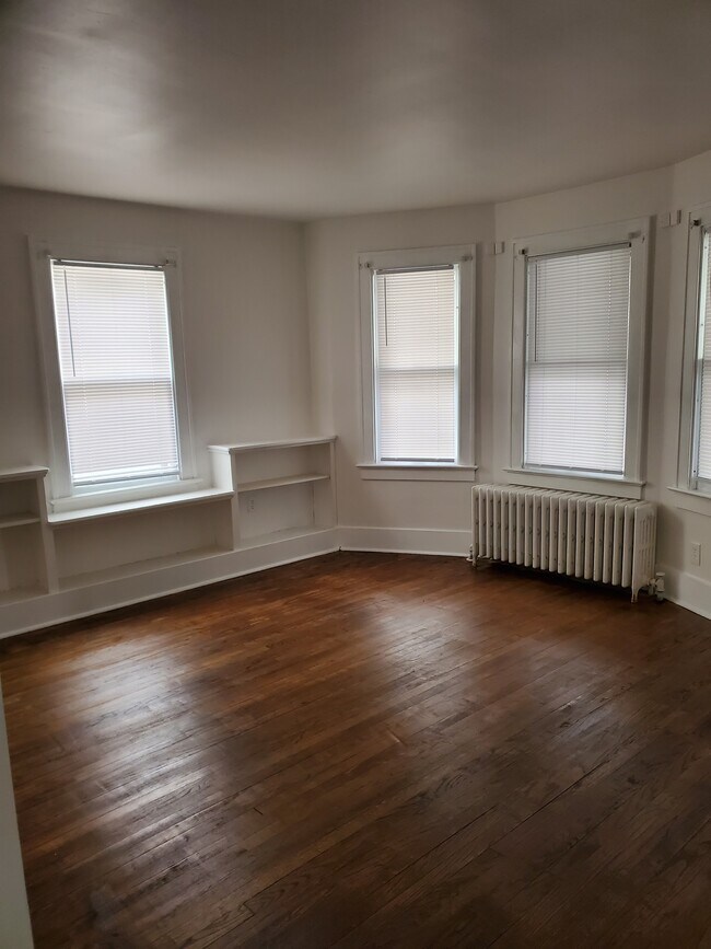 livng room - 261 N Ballston Ave