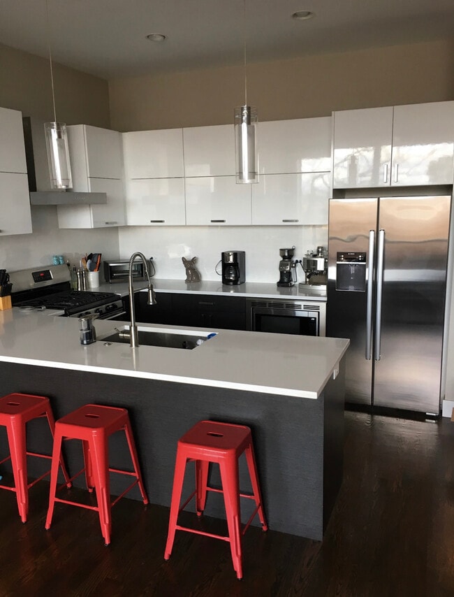Building Photo - 2528 N Linden Pl