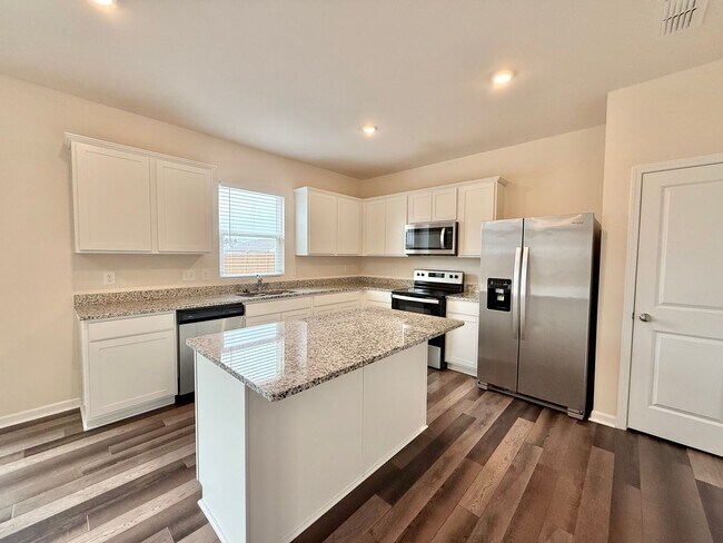 Foto del edificio - Stunning 3BD, 2.5BA Raleigh Home with a Fenced Yard in an HOA Community with Amenities