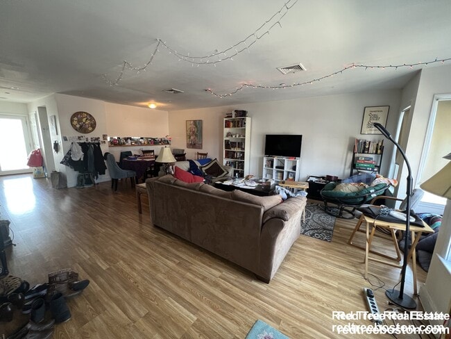 Building Photo - 8-10 Glencoe St. Unit 5