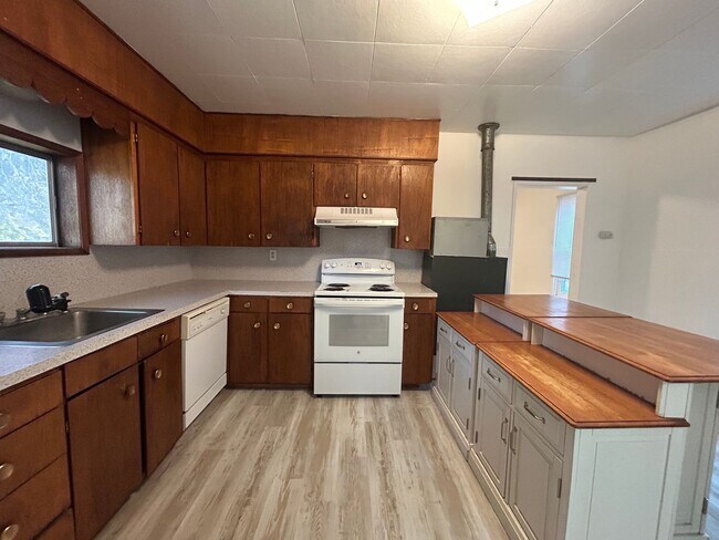 Foto del edificio - Cottage Style 1 Bed Home with a Large Yard & Storage Shed for Rent
