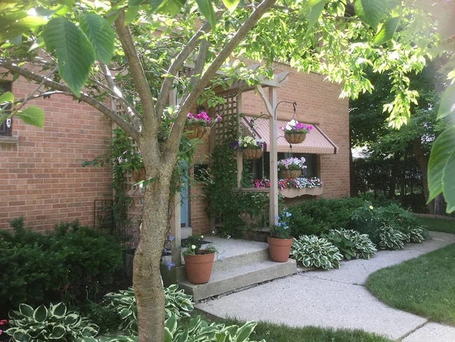 Building Photo - 3340 S Dayfield Ave