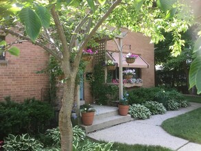 Building Photo - 3340 S Dayfield Ave