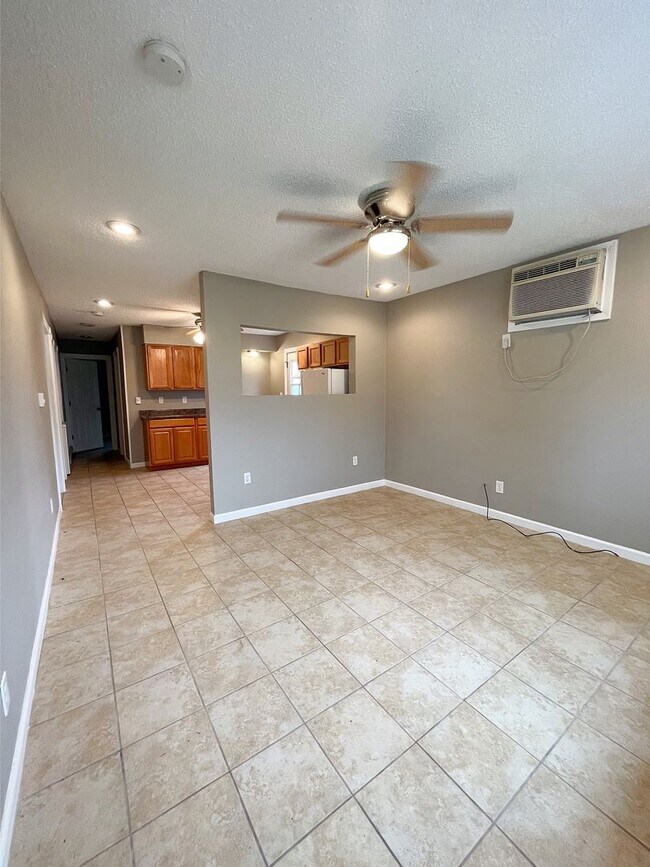 415 E Young Ave Unit B, Hoopeston, IL 60942 Room for Rent in