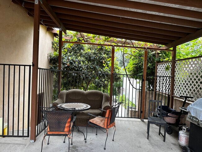 Patio - al aire libre - 1054 E Providencia Ave