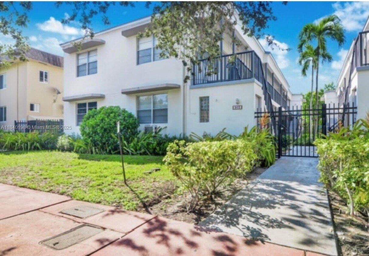 Foto principal - 966 Biarritz Dr