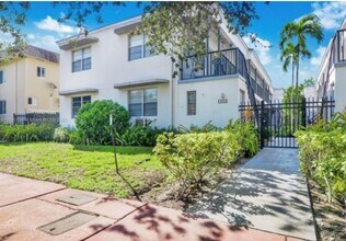 Building Photo - 966 Biarritz Dr