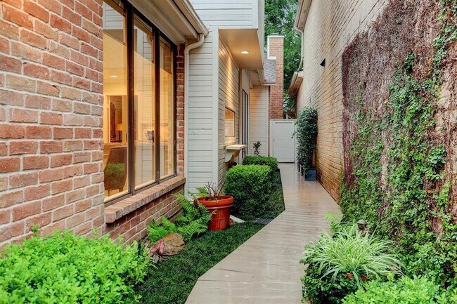 Foto del edificio - 8963 Briar Forest Dr