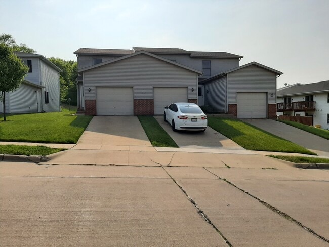 Building Photo - 2143 Hummingbird Dr