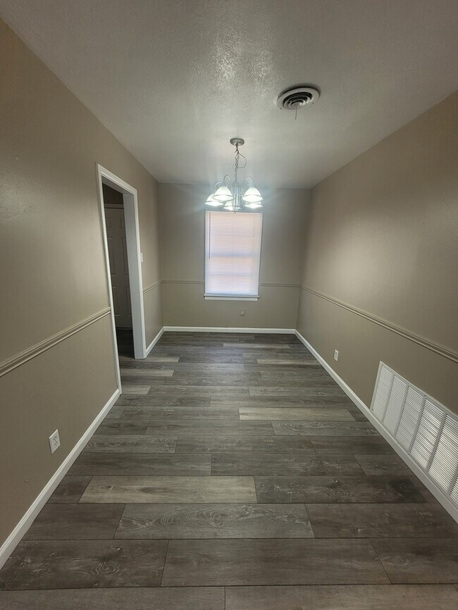 Building Photo - Move in ready 3 bed 1 bath home with 1 car...