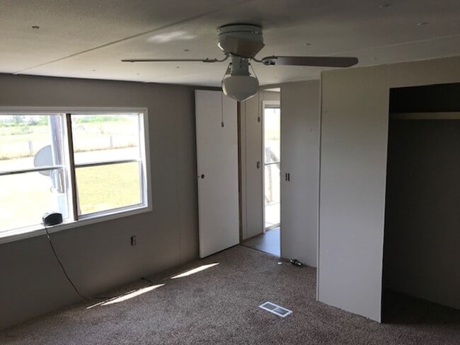Building Photo - 2 Bedroom and 2 Baths Home on Large Fenced...