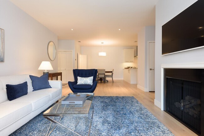 Building Photo - Furnished Top Floor Unit with AC located D...
