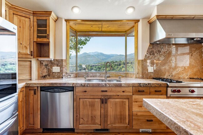 Building Photo - Beautiful Home Overlooking Jeremy Ranch Go...