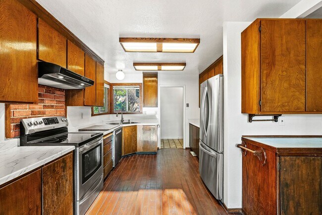 Foto del edificio - Cozy 2BR/2BA Duplex | Fireplace, Patio & Utilities Included