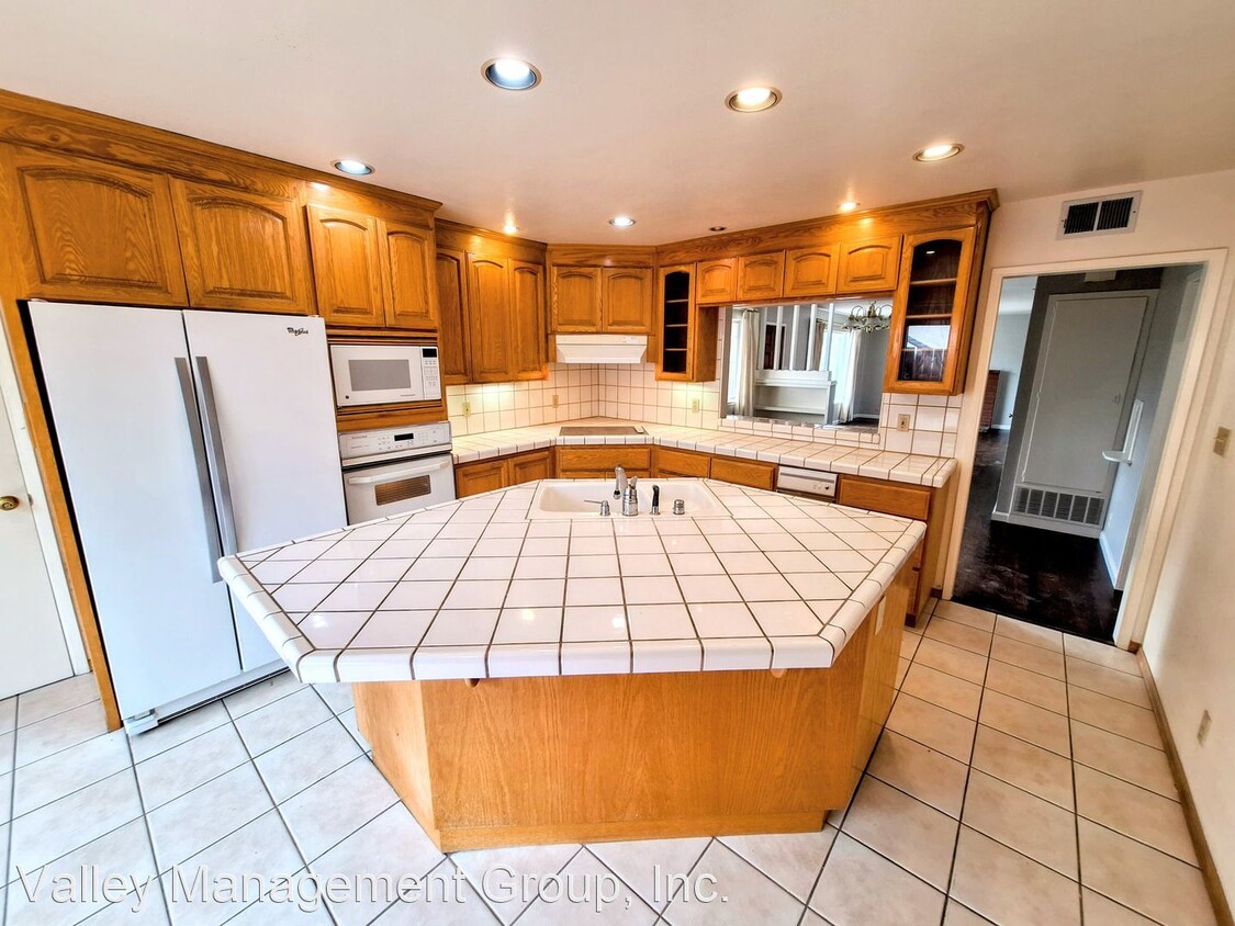 Primary Photo - 3 br, 2 bath House - 3211 Greentree Wy