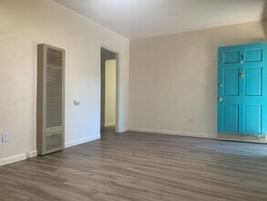 Building Photo - 533 Valencia Dr SE