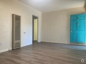 Building Photo - 533 Valencia Dr SE