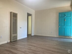 Building Photo - 533 Valencia Dr SE