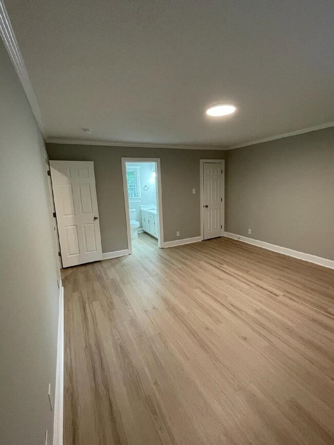 Building Photo - 3 Bedroom 3 bath