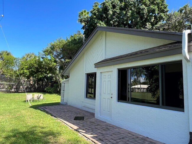 Building Photo - 4075 Palm Forest Dr N