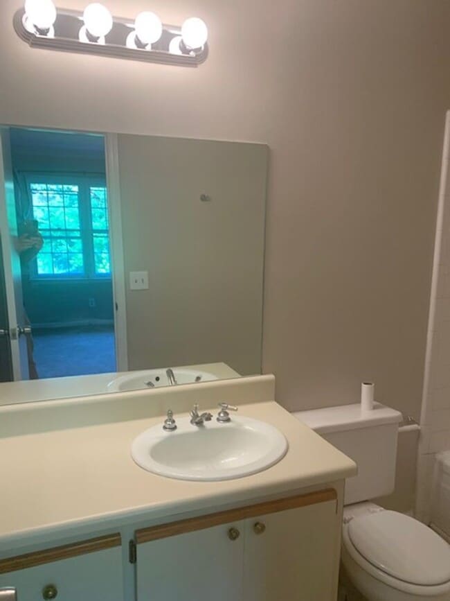 Building Photo - 28 Summercreek Dr