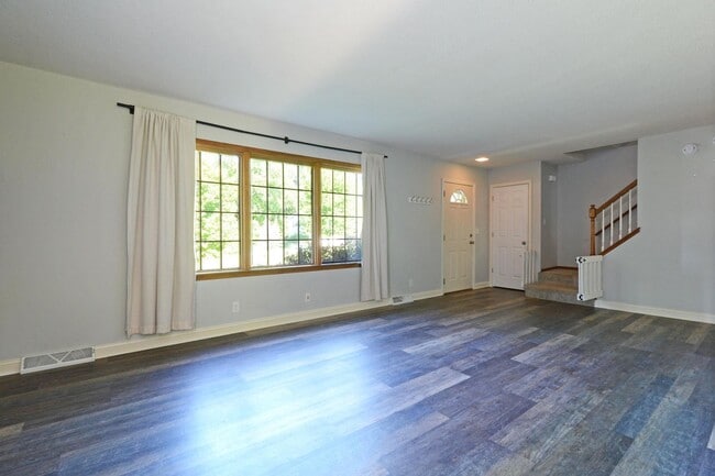 Building Photo - Beautiful 3-Bed 3-Bath Home in Golden Valley - Available 6/1!