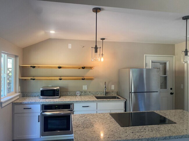 Building Photo - Charming 1 Bedroom Country Cottage  **Incl...