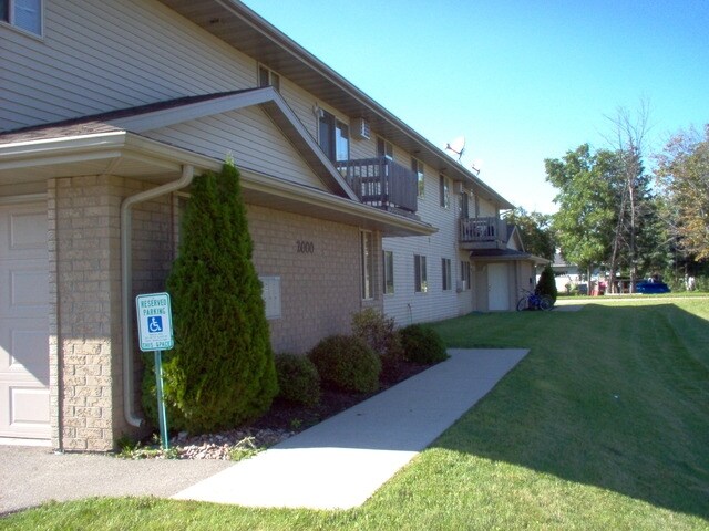 Building Photo - 2000 S Maplecrest Dr