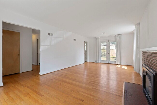 Foto del edificio - 635 Garden Ct