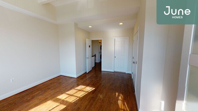 Foto del edificio - ROOM ONLY in 3-bed/2.5-bath Home