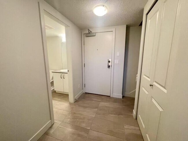 Photo du bâtiment - 2 bedroom in Surrey BC V3T 5X9