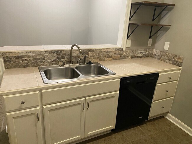 Foto del edificio - BOTTOM FLOOR CONDO!