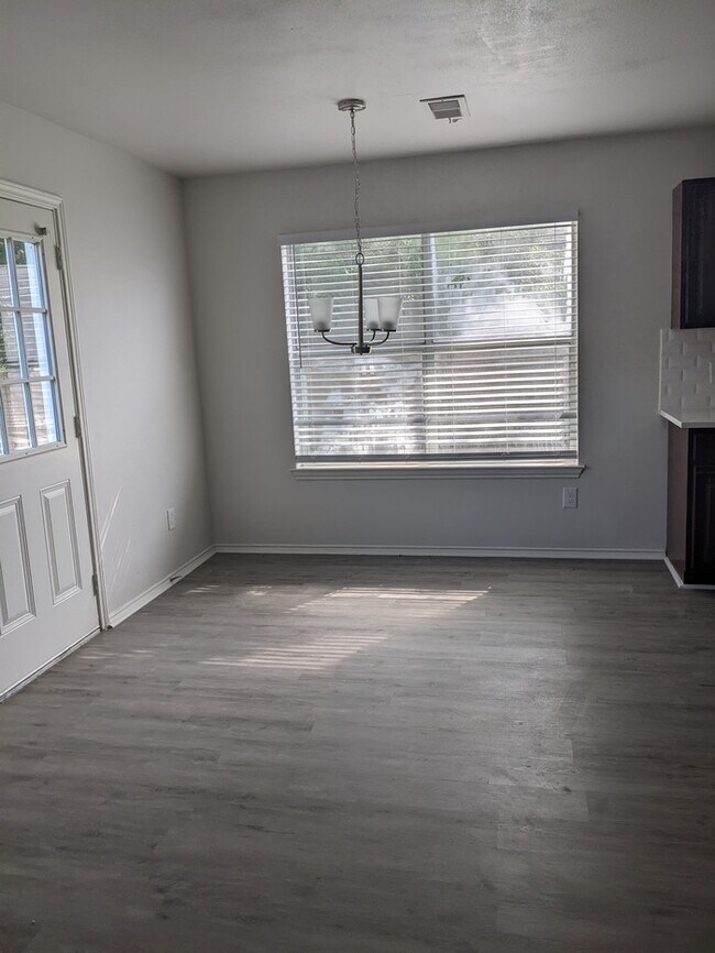 Foto del edificio - Newly Renovated 3 Bedroom Duplex