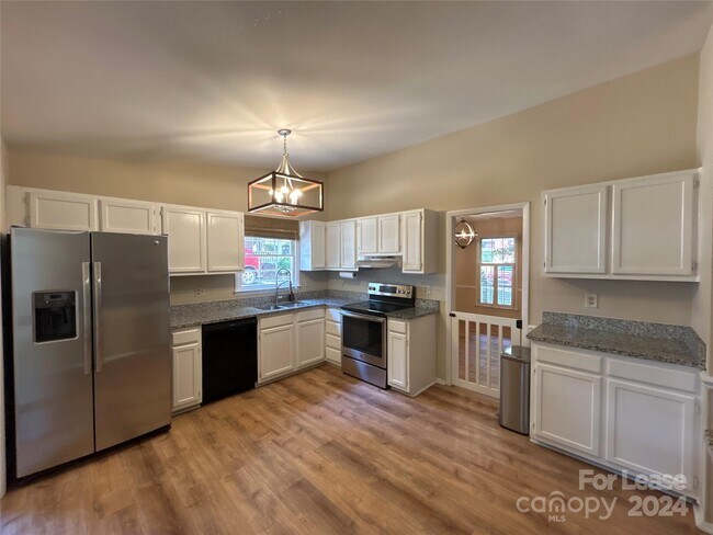 Building Photo - 4624 Hinson Dr