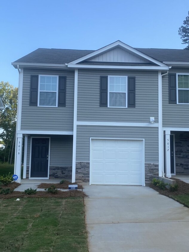 Foto principal - Brand New End-Unit Townhome in Charlotte!