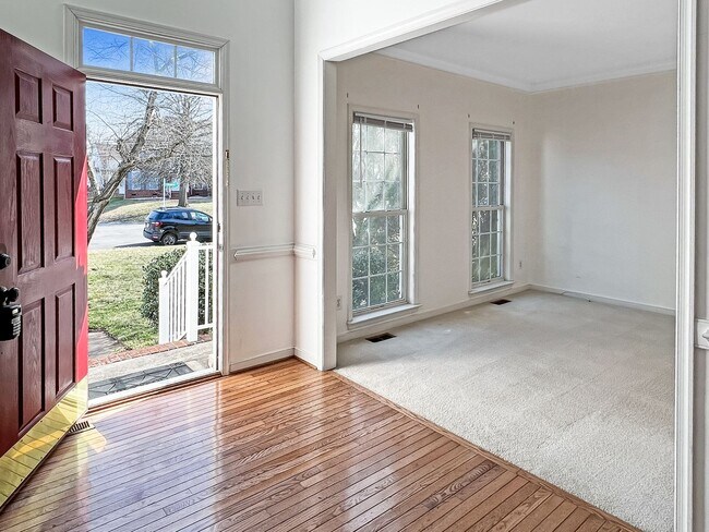 Building Photo - Expansive 4 Bed, 2.5 Bath Home in Glen All...