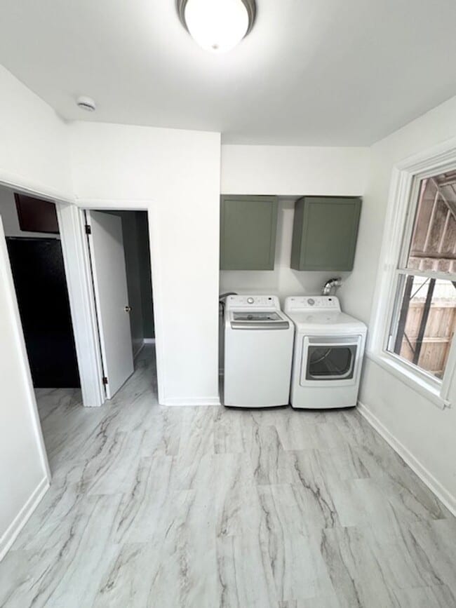Building Photo - 5 Bedroom Semi-Detached Spacious Home
