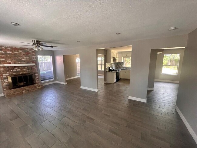 Building Photo - 2110 Hilton Head Dr