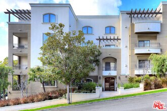 Building Photo - 2347 Fox Hills Dr